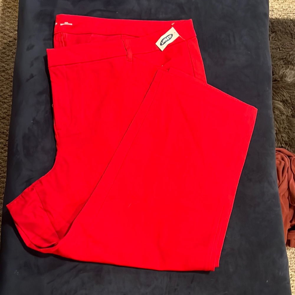 NWT RED Old Navy pixie pants w/Secret Slim Pockets, size 30 (Women Plus)